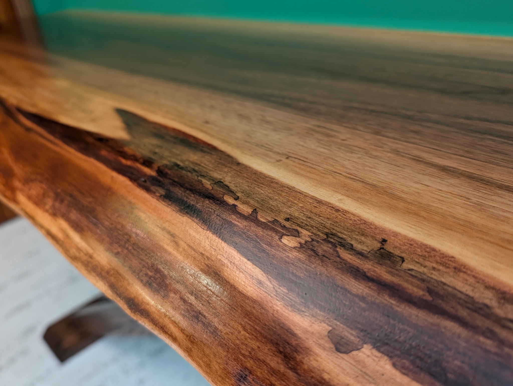 Close view of the preserved live edge and color variation